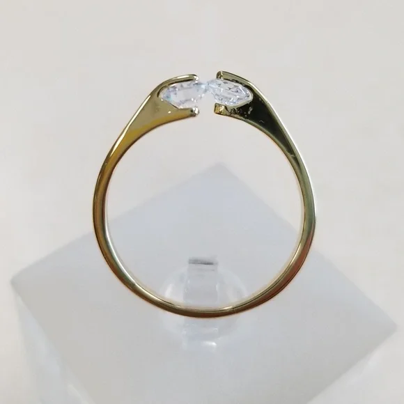Delicate 18k Ring - Picture 5 of 8